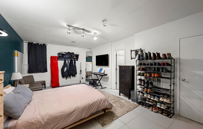 868 METROPOLITAN AVE