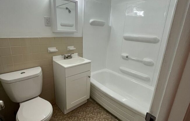 2 beds, 1 bath, $1,020, Unit 101