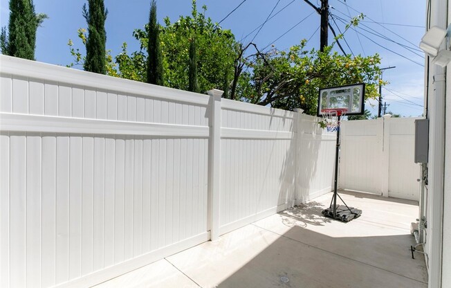 6638 LINDLEY AVE
