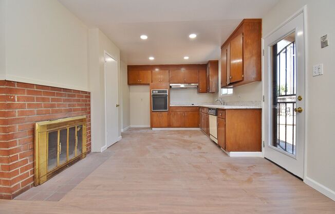 $3495 / 3 BR - NICELY REMODELED SUNDALE HOME IN CENTRAL FREMONT