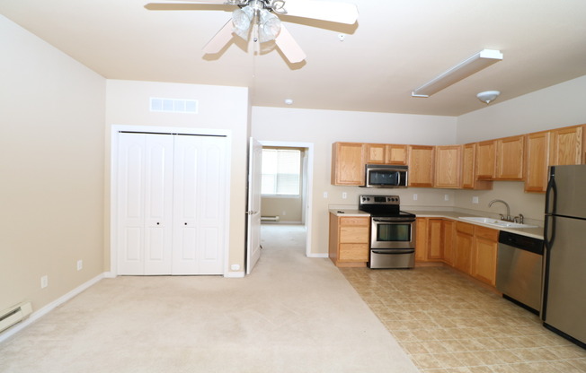 1 bed, 1 bath, $950, Unit 235 E Fountain Blvd