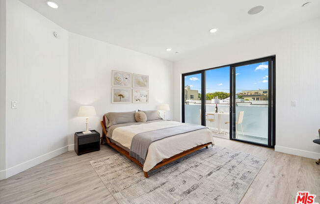 137 N DOHENY DR