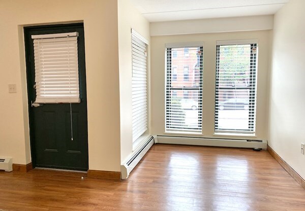 3 beds, 1 bath, 1,200 sqft, $4,500, Unit 38