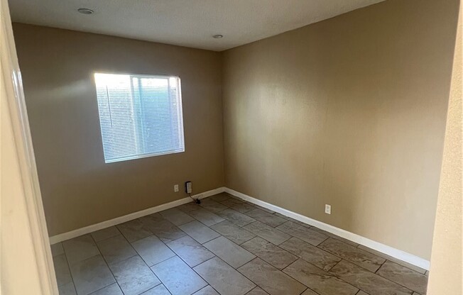 3 beds, 1 bath, 950 sqft, $3,300