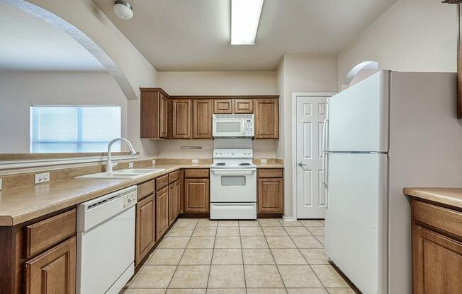 Great 3/2/2 Home in Huttoparke!