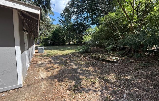 ** 3 bed 1 bath located in Forest Hills ** Call 334-366-9198 to schedule a self showing