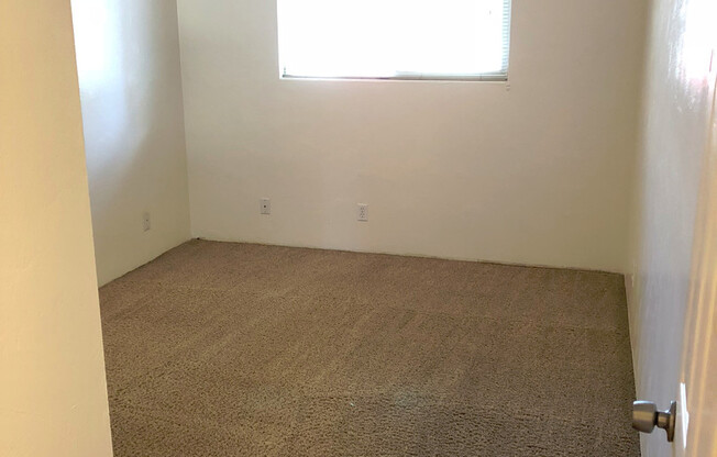 2 beds, 1 bath, $1,050, Unit 2