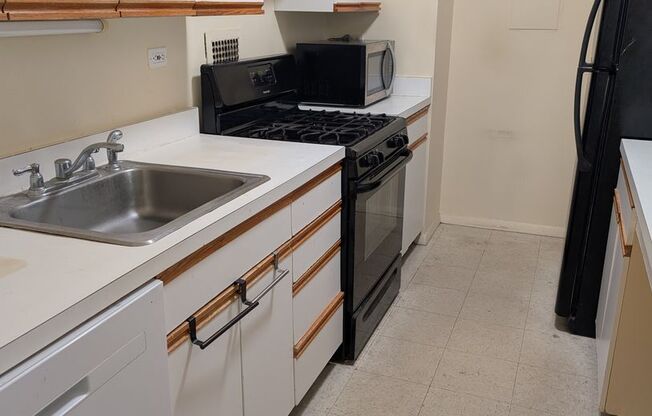 3 beds, 2 baths, 1,413 sqft, $3,500, Unit 9H