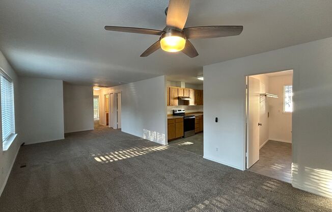 1073 NE HIDDEN VLY DR