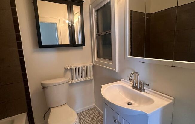 Bright & Spacious 1 Bed / 1 Bath in the Heart of Downtown Long Beach – $2,195