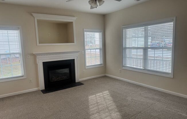 Fantastic 4br/2.5ba home, Conv to 40, excellent location, Available Now!