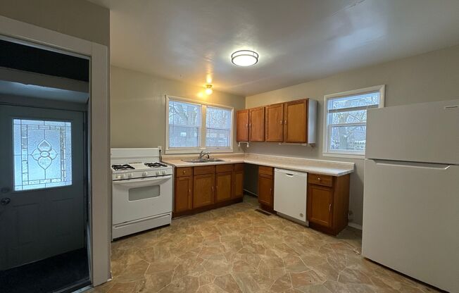 3 beds, 1 bath, $1,295