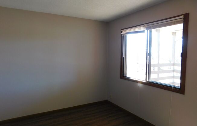 2 beds, 1 bath, $700, Unit 230 Broadview - Apt D