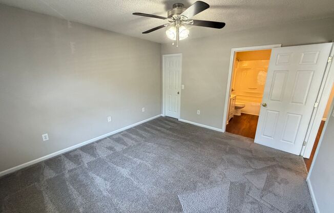 1 bed, 1 bath, 779 sqft, $1,100, Unit 1210 R