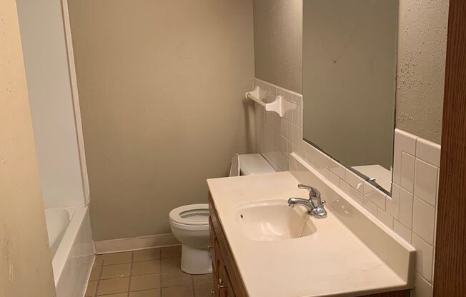 3 beds, 1 bath, 965 sqft, $925, Unit 915-03
