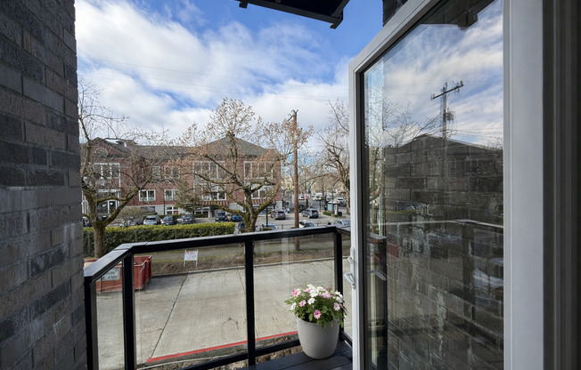 Studio, 1 bath, 278 sqft, $1,825, Unit 203