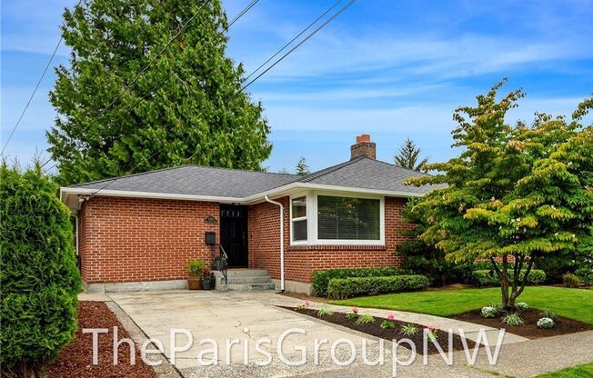 Renovated Magnolia Home – Open Floor Plan & Beautiful Finishes