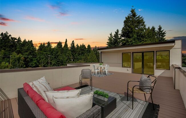 Stunning and HUGE 4-Bedroom House FOR RENT in Fantastic West Seattle Location!