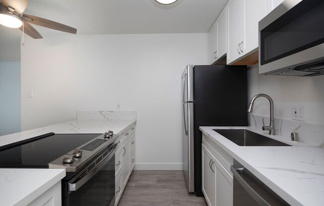 2 beds, 2 baths, 918 sqft, $2,995, Unit 40-13