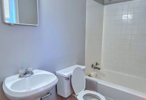 1 bed, 1 bath, 900 sqft, $1,199, Unit 595-C