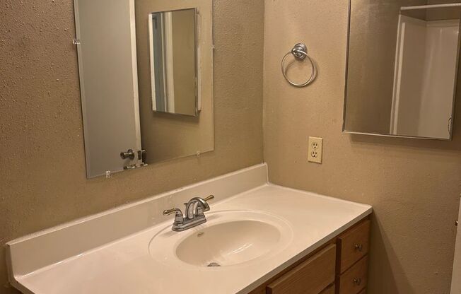 2 beds, 2 baths, $1,100, Unit # # 93 904 UO 93