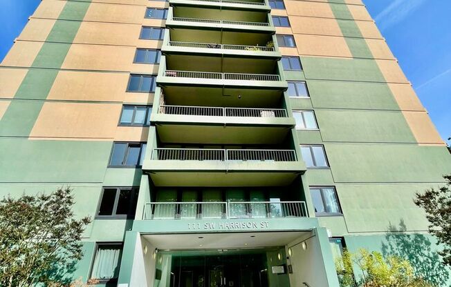Gorgeous 2bd/2bath Downtown Condo - With Free Laundry!! RESERVED PARKING!
