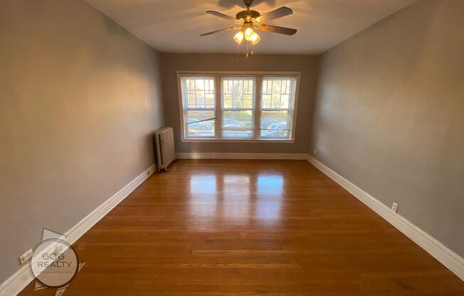 Large Vintage Ravenswood Apts! SPECIAL OFFER!