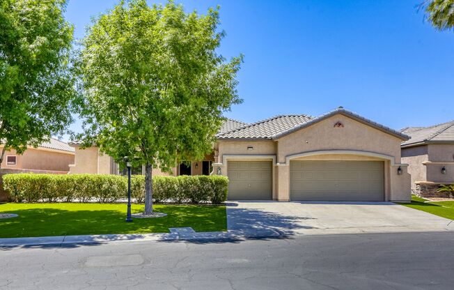 Gorgeous 3-Bedroom Home in Golf Course Community