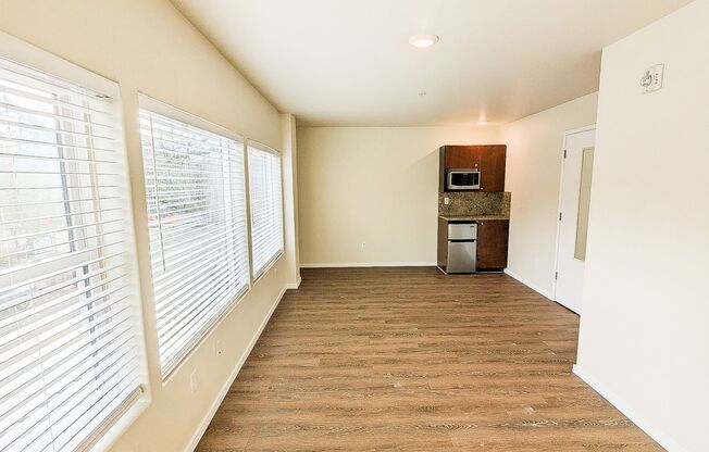 Studio, 1 bath, 160 sqft, $1,525, Unit 209