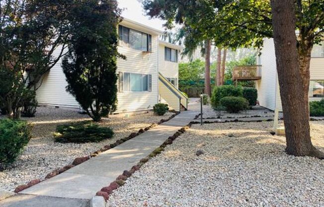 DT Beaverton-Old Town Super Private 2 Bedroom w/Deck