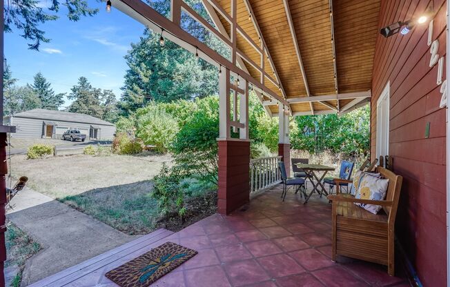 Charming 3 bed, 2 bath Craftsman Cottage in the Heart of Oak Grove