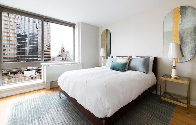 King sized bedroom apartment in FiDi with easy access to MTA, ferries, and lower Manhattan attractio