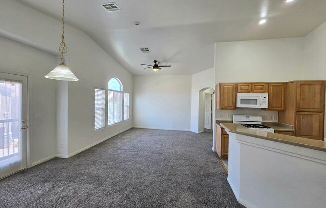 Beautiful 2 Bedroom Townhouse in Arlington Ranch