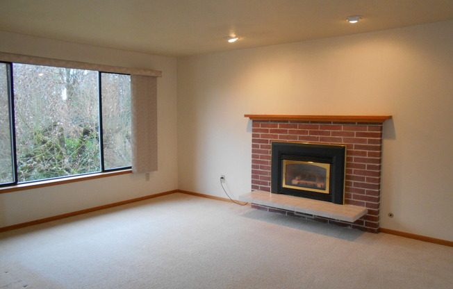 4 Bedroom, 2 bathrom Split-Level Home In Quiet Ferndale Naighborhood