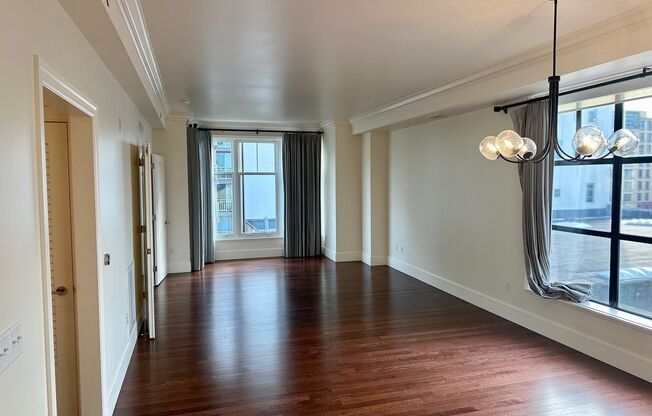 Beautiful 2 Bedroom / 2 Bathroom Condo Unit in Nob Hill!