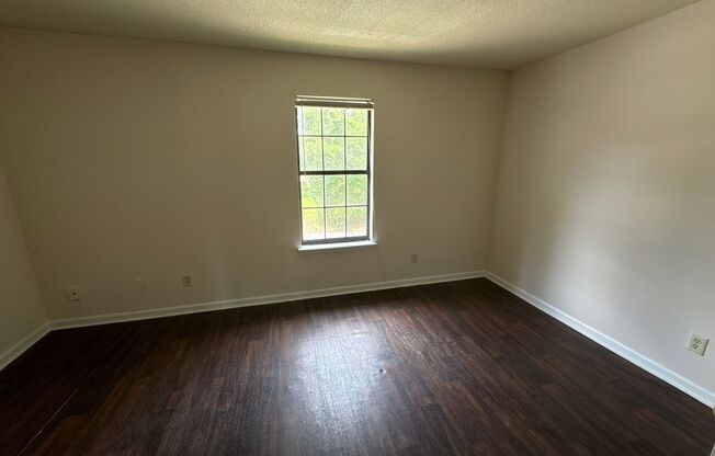 1 bed, 1 bath, $880, Unit H