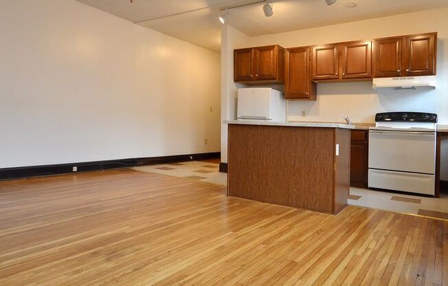 1 bed, 1 bath, 420 sqft, $955, Unit 7 - 34