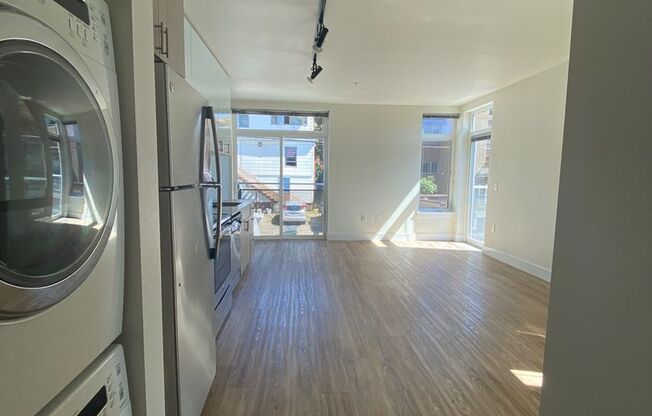 Studio, 1 bath, 430 sqft, $1,695, Unit 409