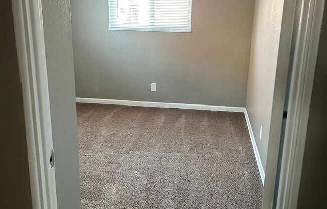 2 beds, 1 bath, 750 sqft, $1,095, Unit B10 1015 12