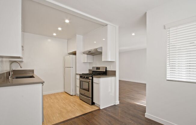 1043 5th St - north of Wilshire and 5 blocks to the beach!