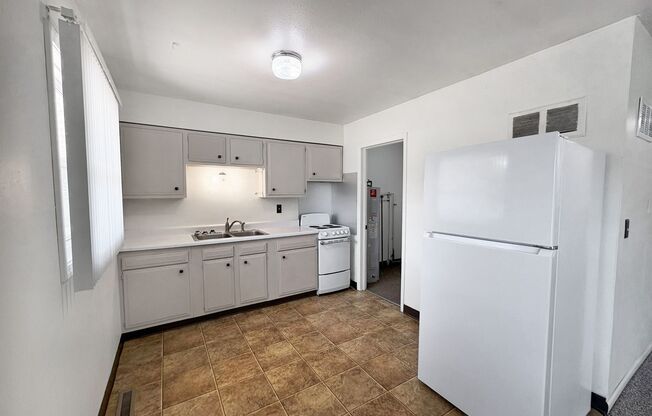 Centrally located 2 Bedroom Apartment with Laundry Hook-ups