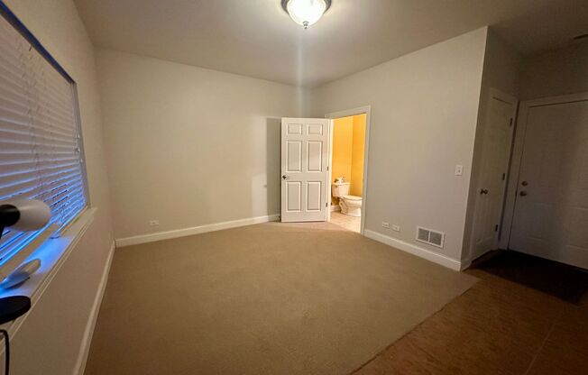 2 Bed 2.5 Bath In Oak Park Available!