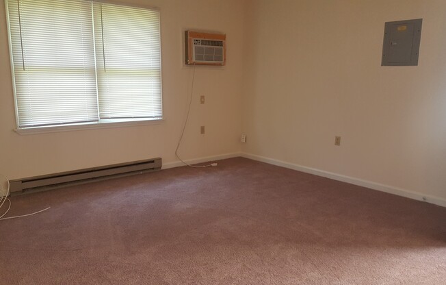 2 beds, 1 bath, $1,199, Unit Apt. 4