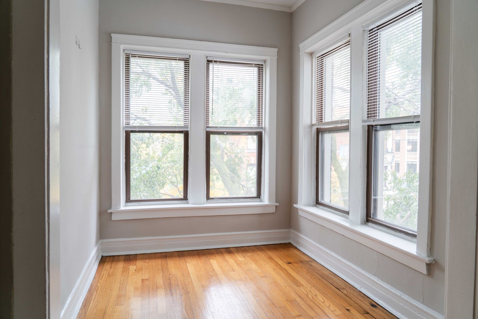 Uptown / Ravenswood - Studio - w/ Decorative Fireplace
