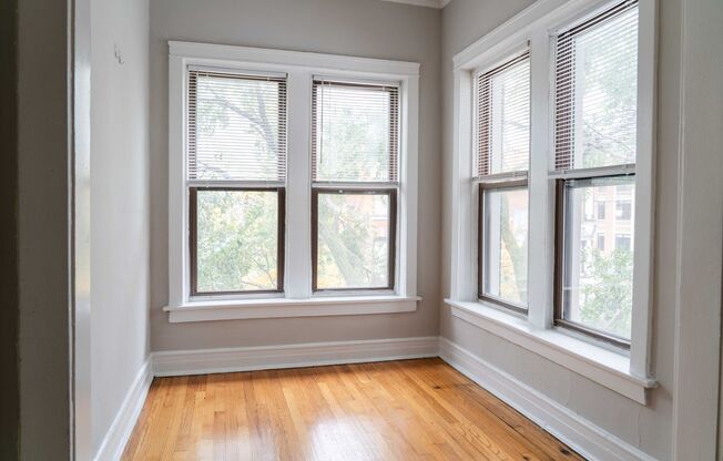 Uptown / Ravenswood - Studio - w/ Decorative Fireplace