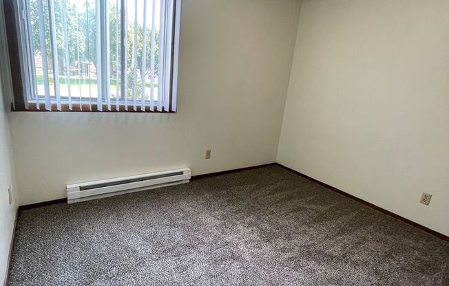 2 beds, 1 bath, $690, Unit 13