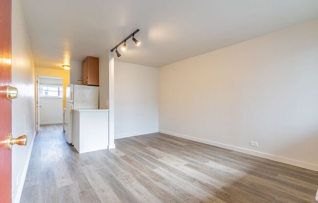 1 bed, 1 bath, 423 sqft, $1,295, Unit 01