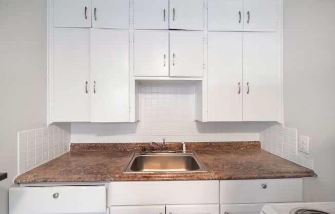 LOWER SOUTH HILL ONE BEDROOM CLOSE TO HUCKLEBERRY MARKET