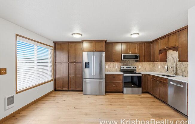 Modern 3 BD | 2.5 BA | 1,476 SF | 1-Car Garage | Solar Panels | Mountain View Community