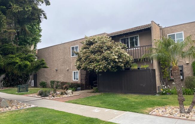 Pacific Beach -CONDO 2BR/1.5BA two story unit w/parking+coin laundry